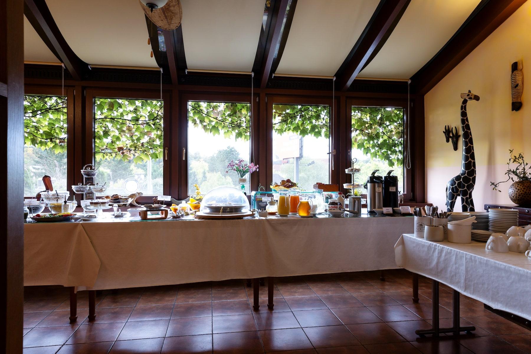 Hotel Max Inn – raňajková miestnosť s panoramatickým výhľadom