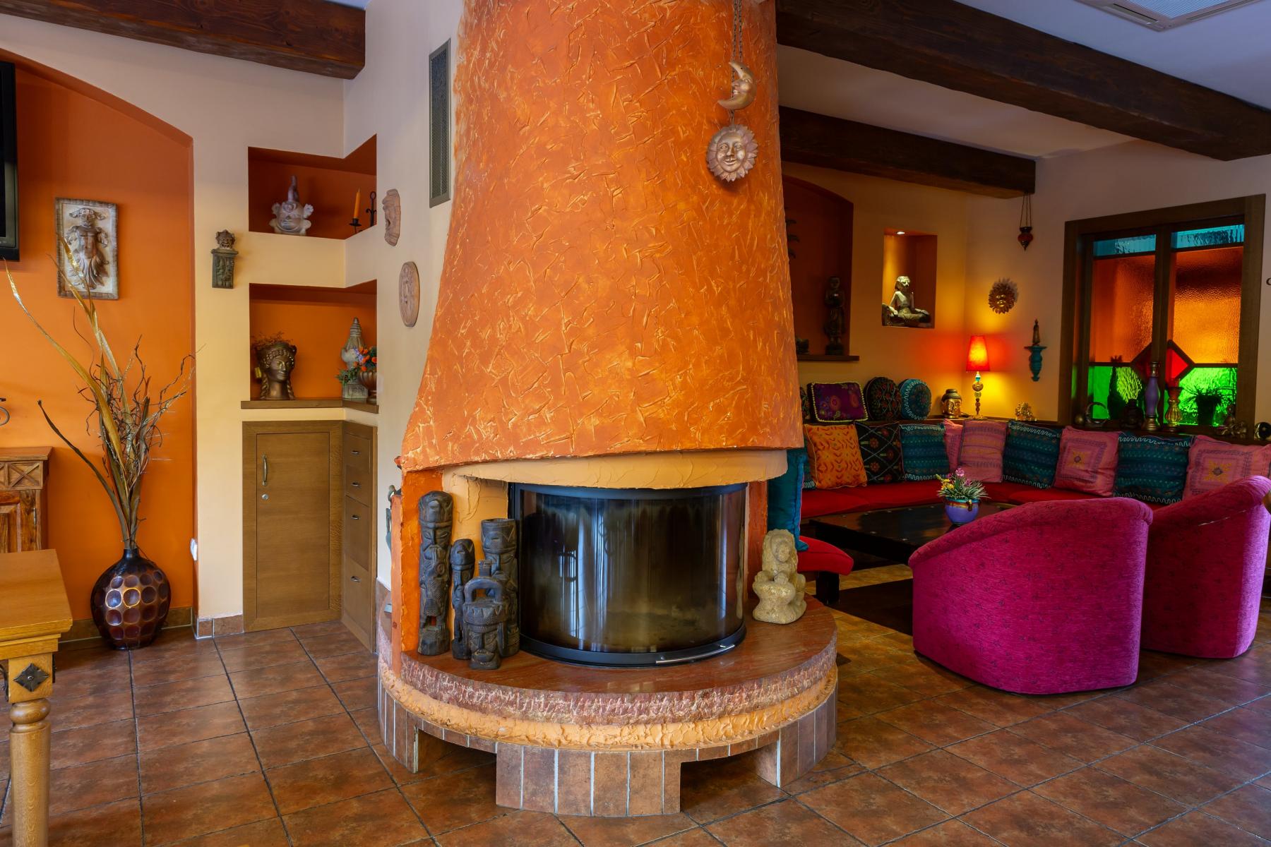 Hotel Max Inn – spoločenský priestor s krbom