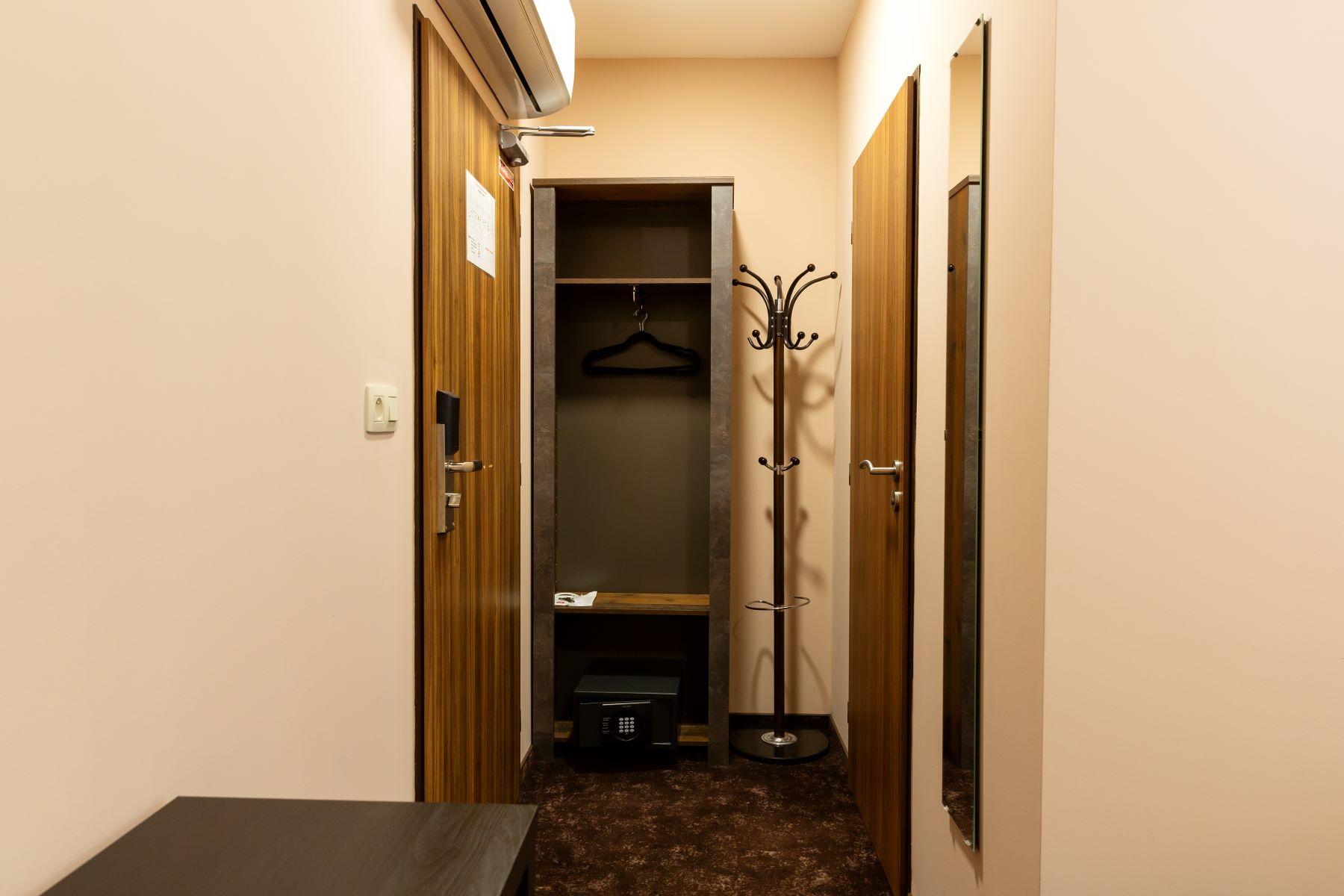 Hotel Max Inn – vstupná časť izby so sejfom