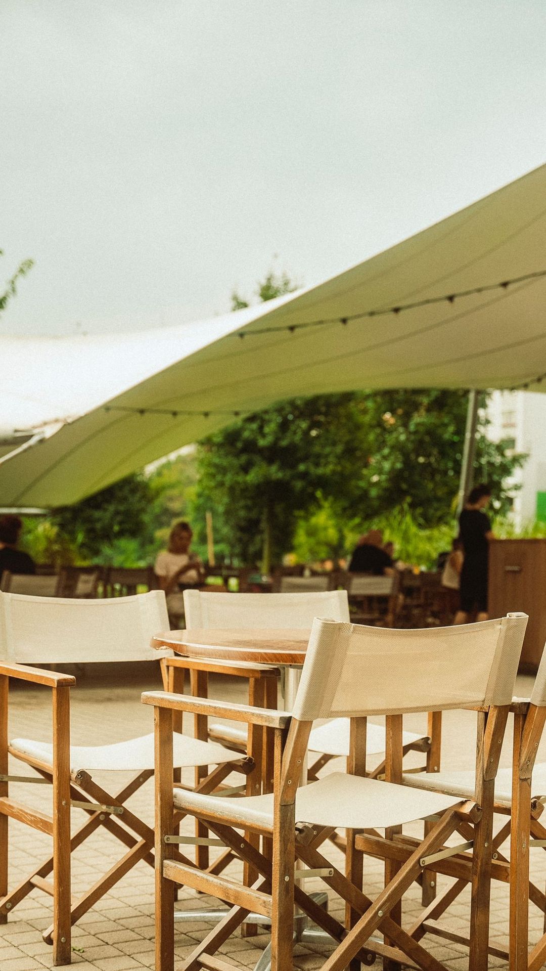 MONSTERS cafe and bar – terasa so slnečnou clonou