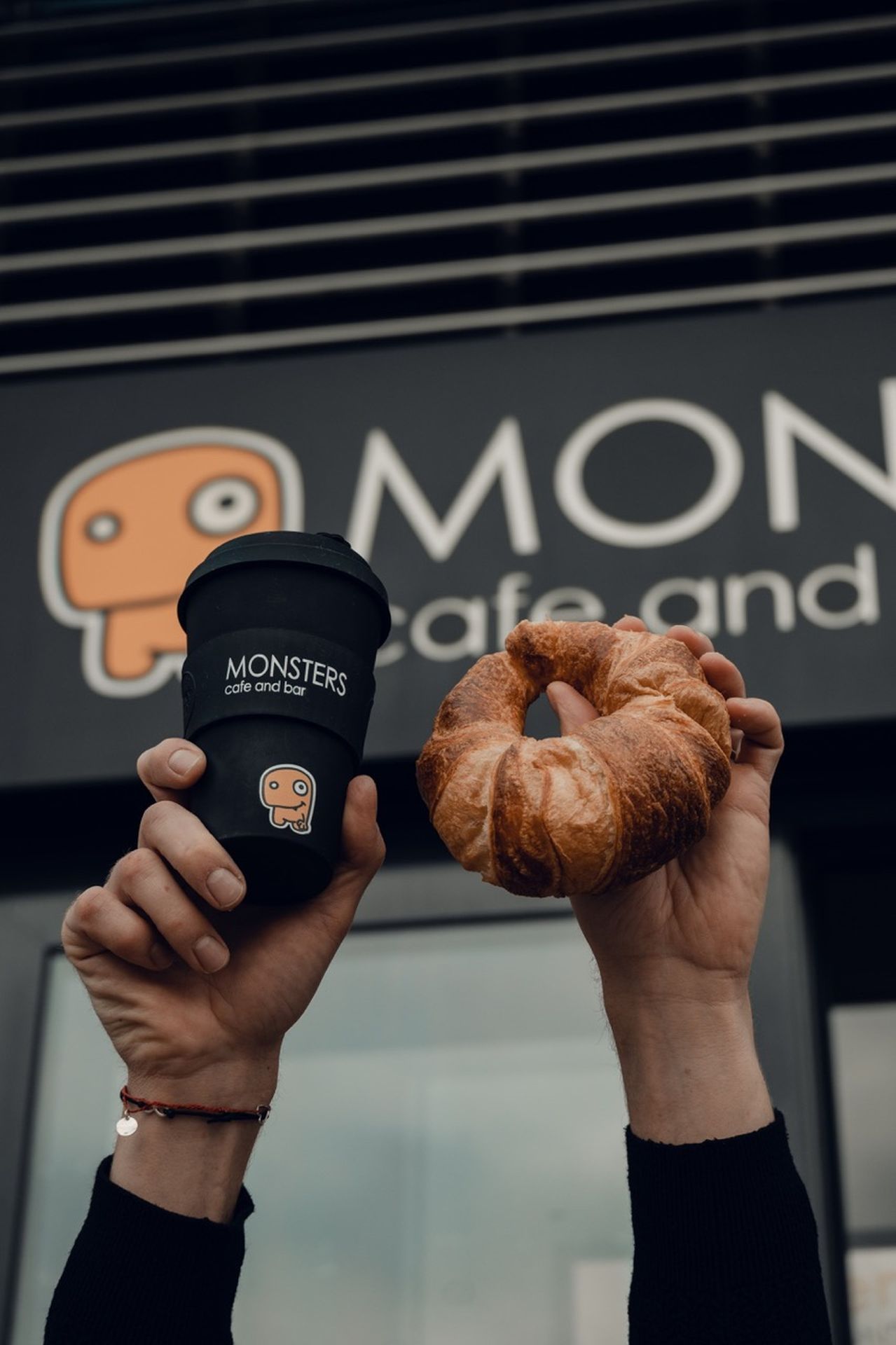 MONSTERS cafe and bar – exteriér s označením prevádzky