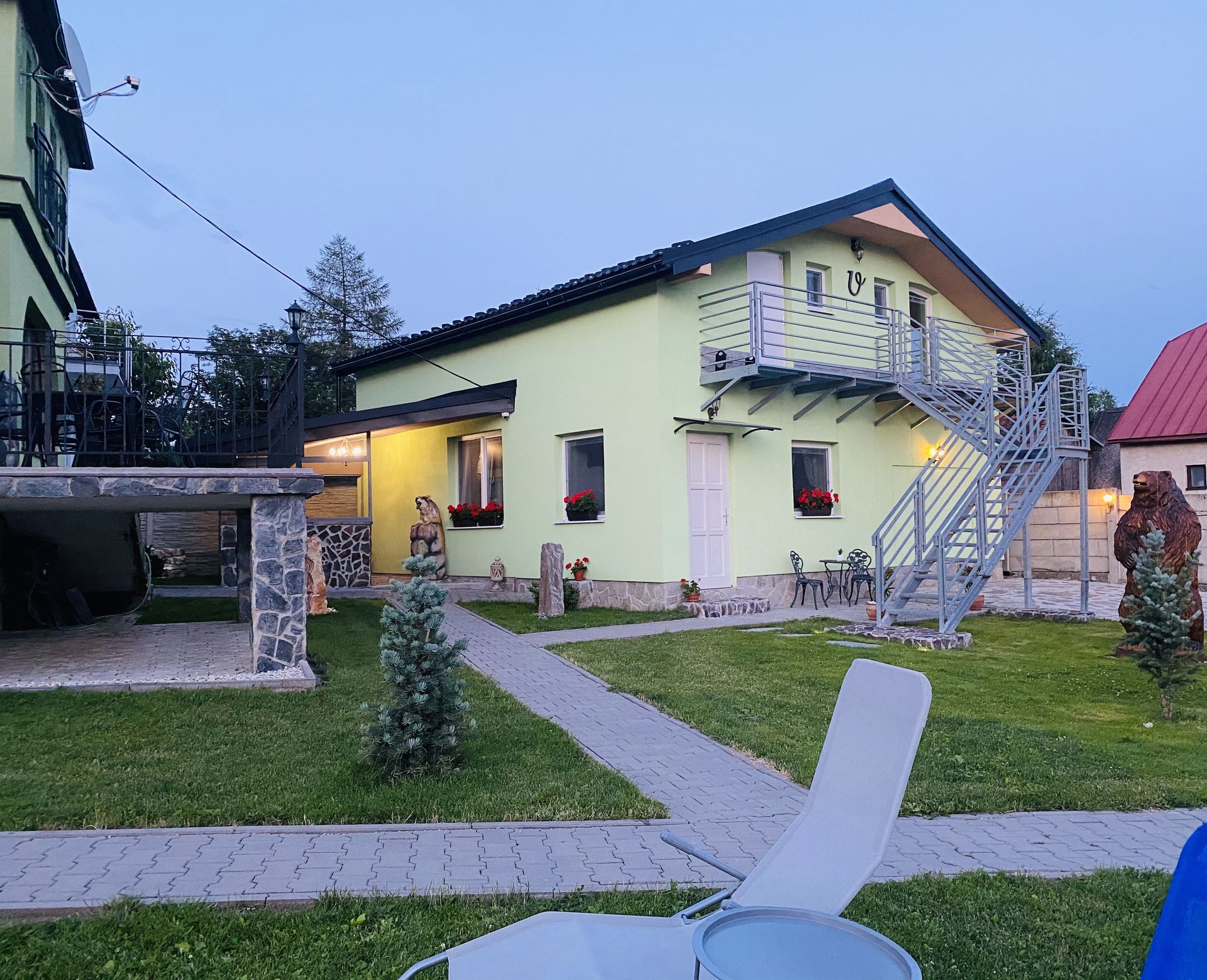 Vila Viktória – exteriér (hlavná aj vedľajšia budova)