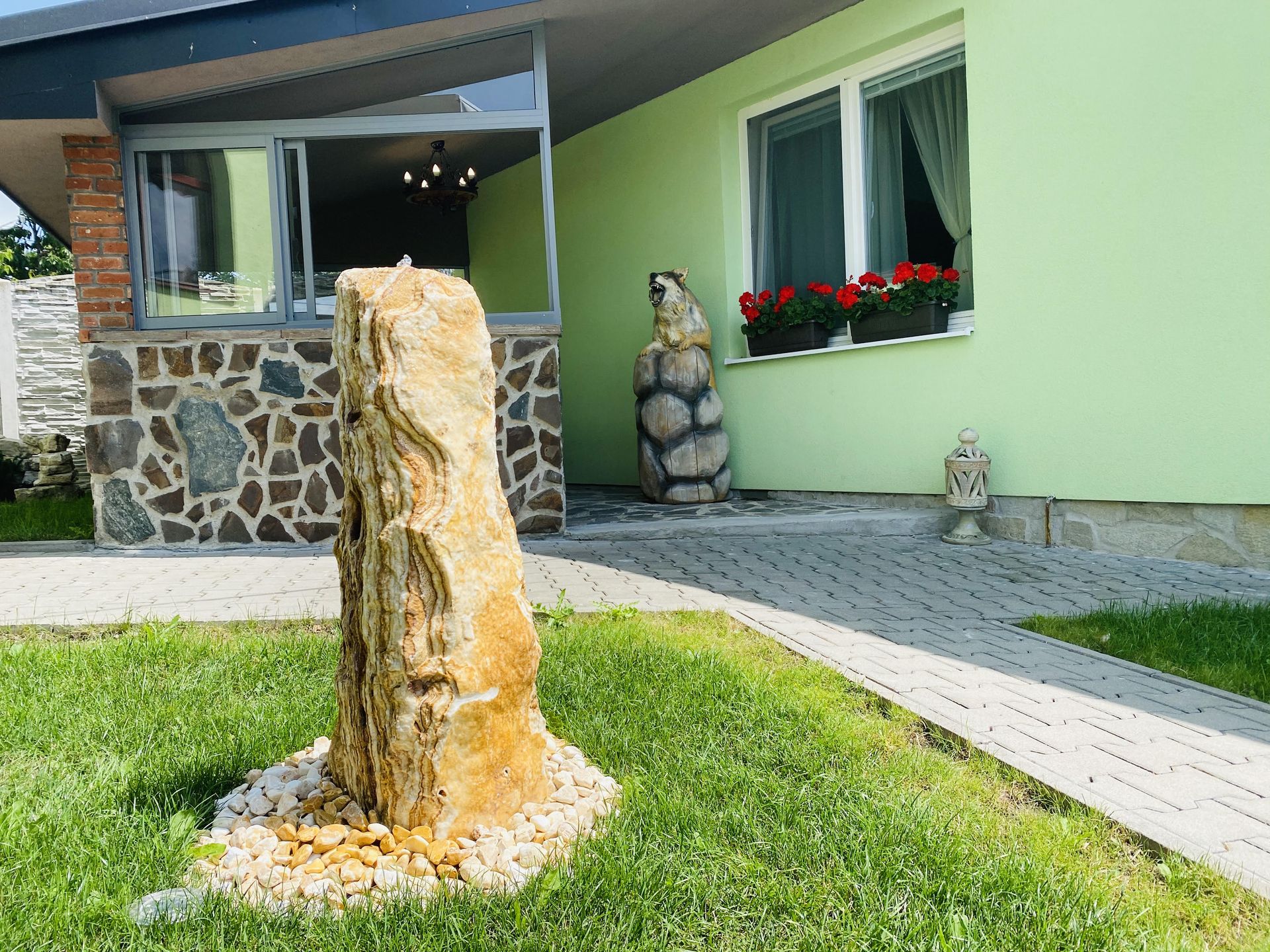 Vila Viktória – fasáda a záhrada