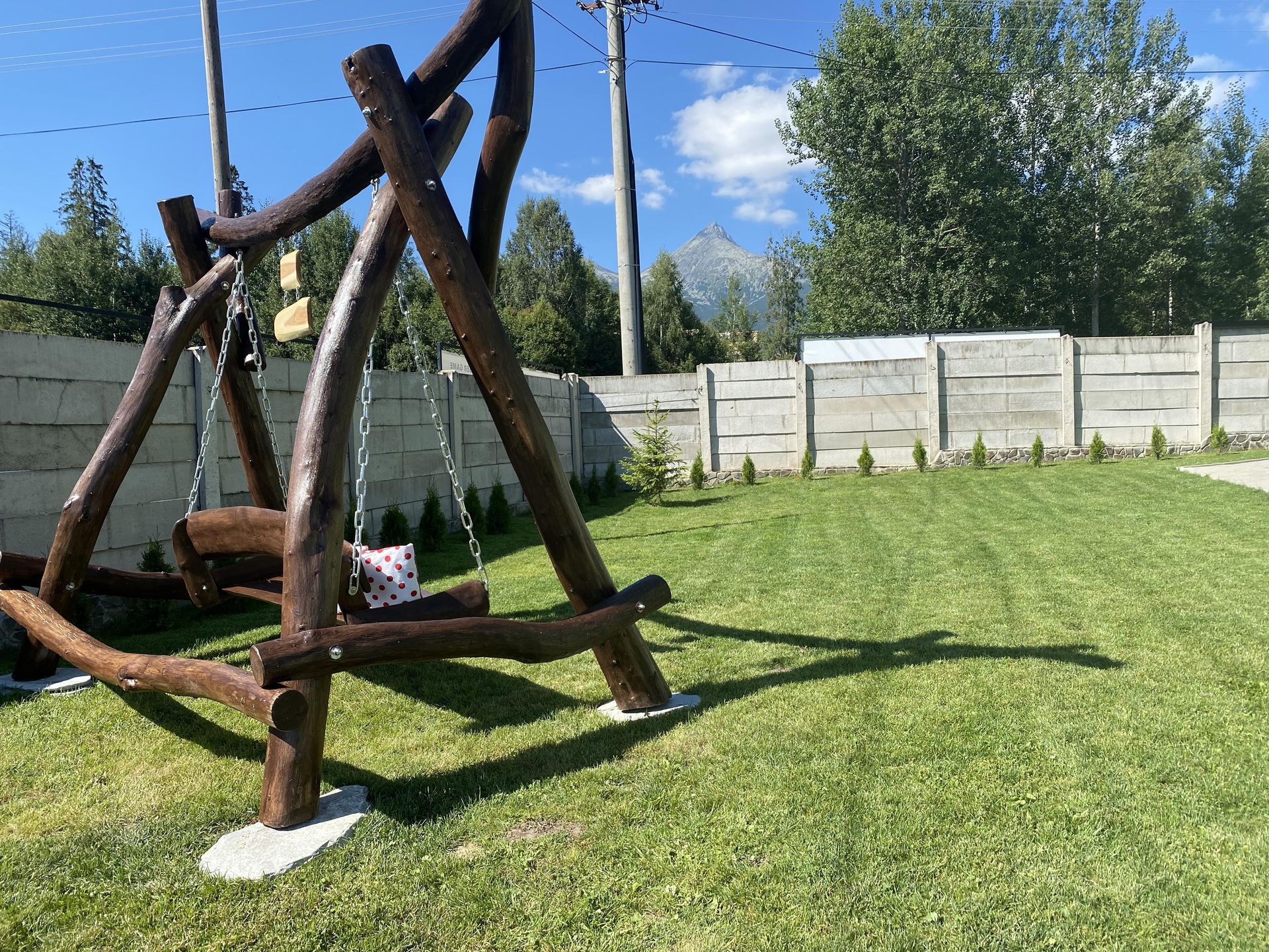 Vila Viktória – záhrada s výhľadom na Tatry