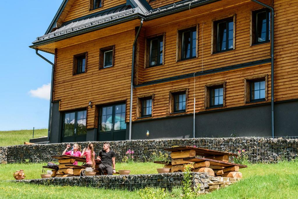 Belianska Chata – drevená fasáda a vonkajšie posedenie