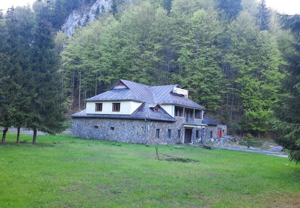 Horský hotel Šturec – exteriér v horskom lesnom prostredí pod Donovalmi