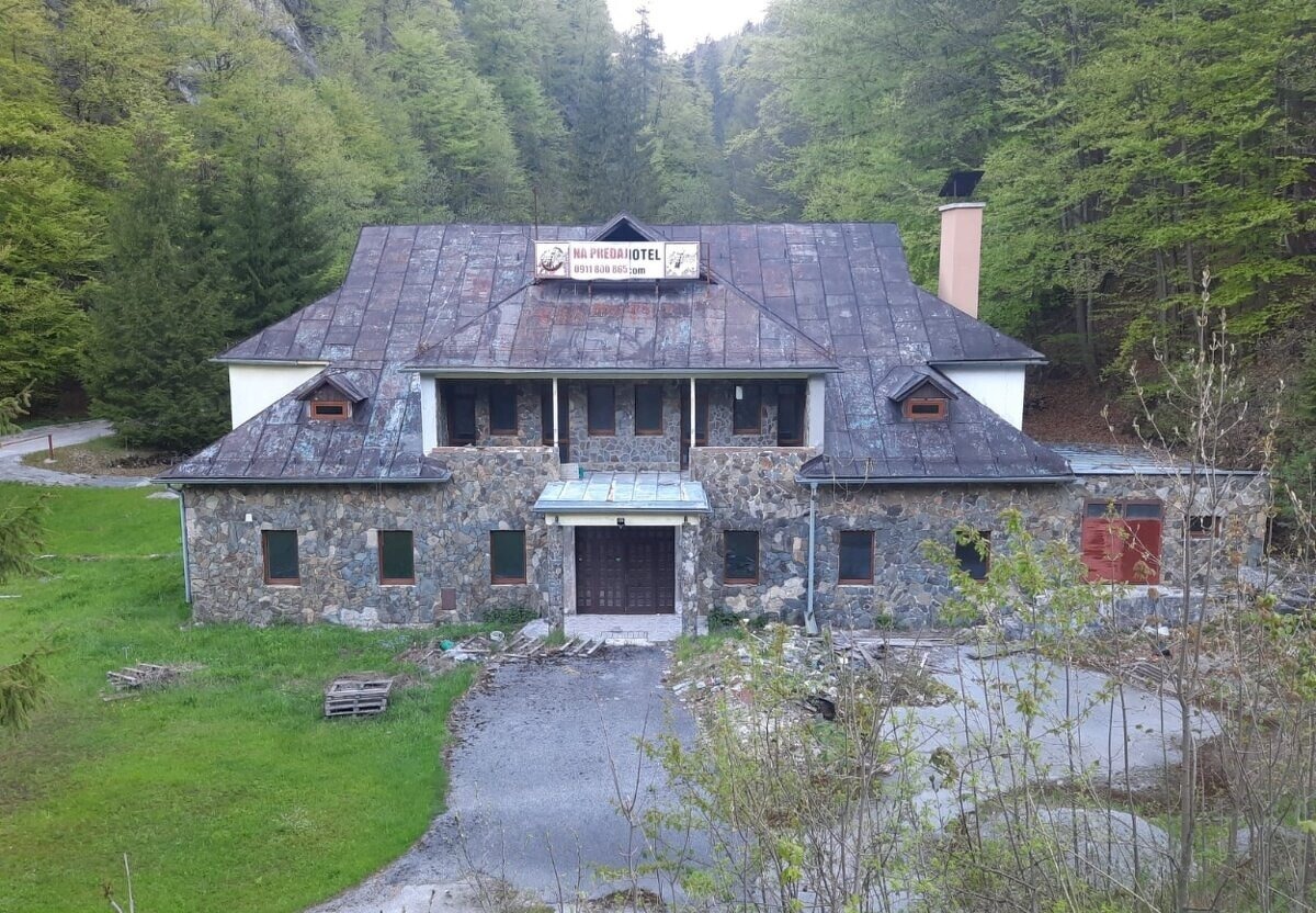 Horský hotel Šturec – čelný pohľad na kamennú budovu