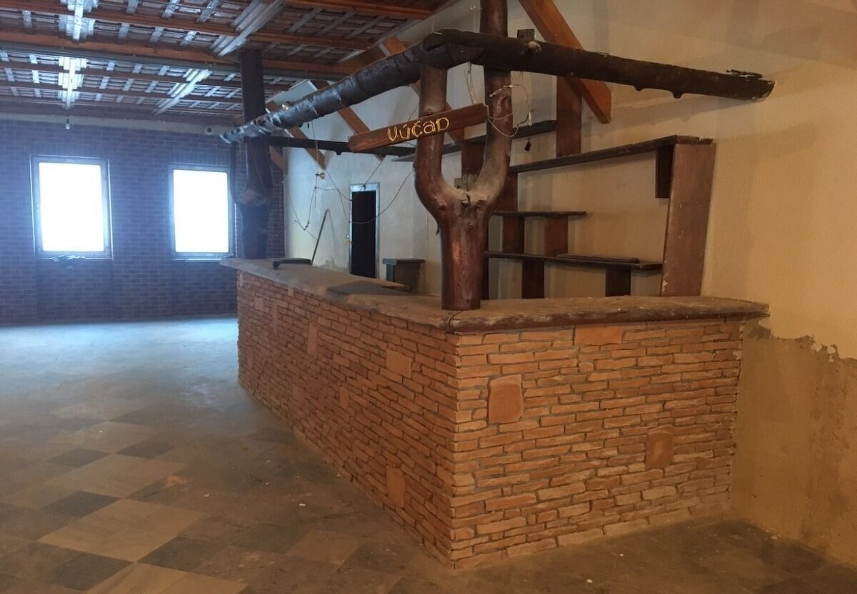 Horský hotel Šturec – priestranná hala s dreveným krovom (v rekonštrukcii)