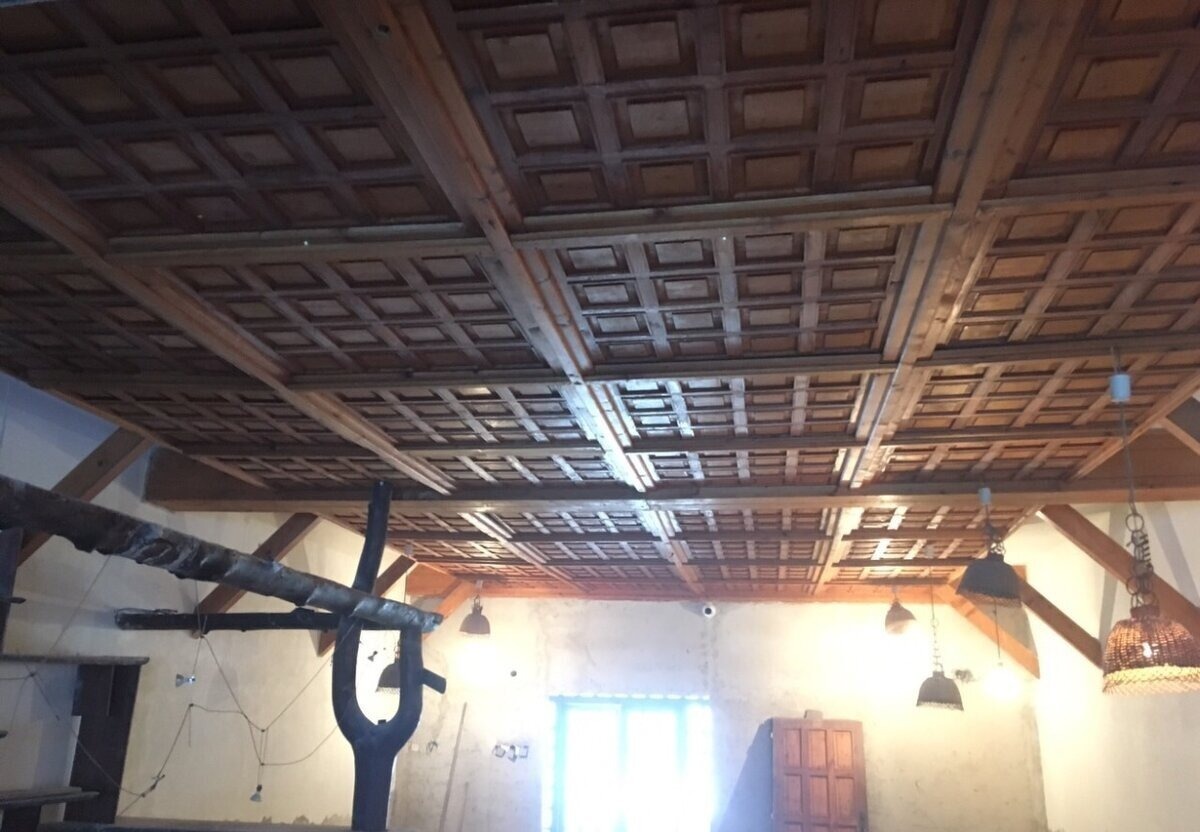 Horský hotel Šturec – podkrovný priestor s kazetovým dreveným stropom