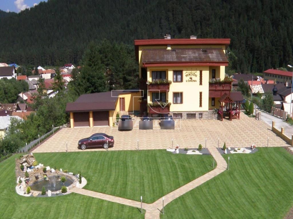 Penzión u Šimona – areál s parkoviskom a záhradou