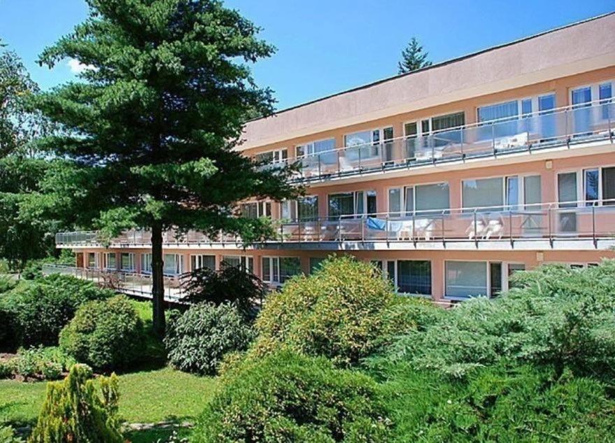 Ubytovacia budova s balkónmi a záhradou