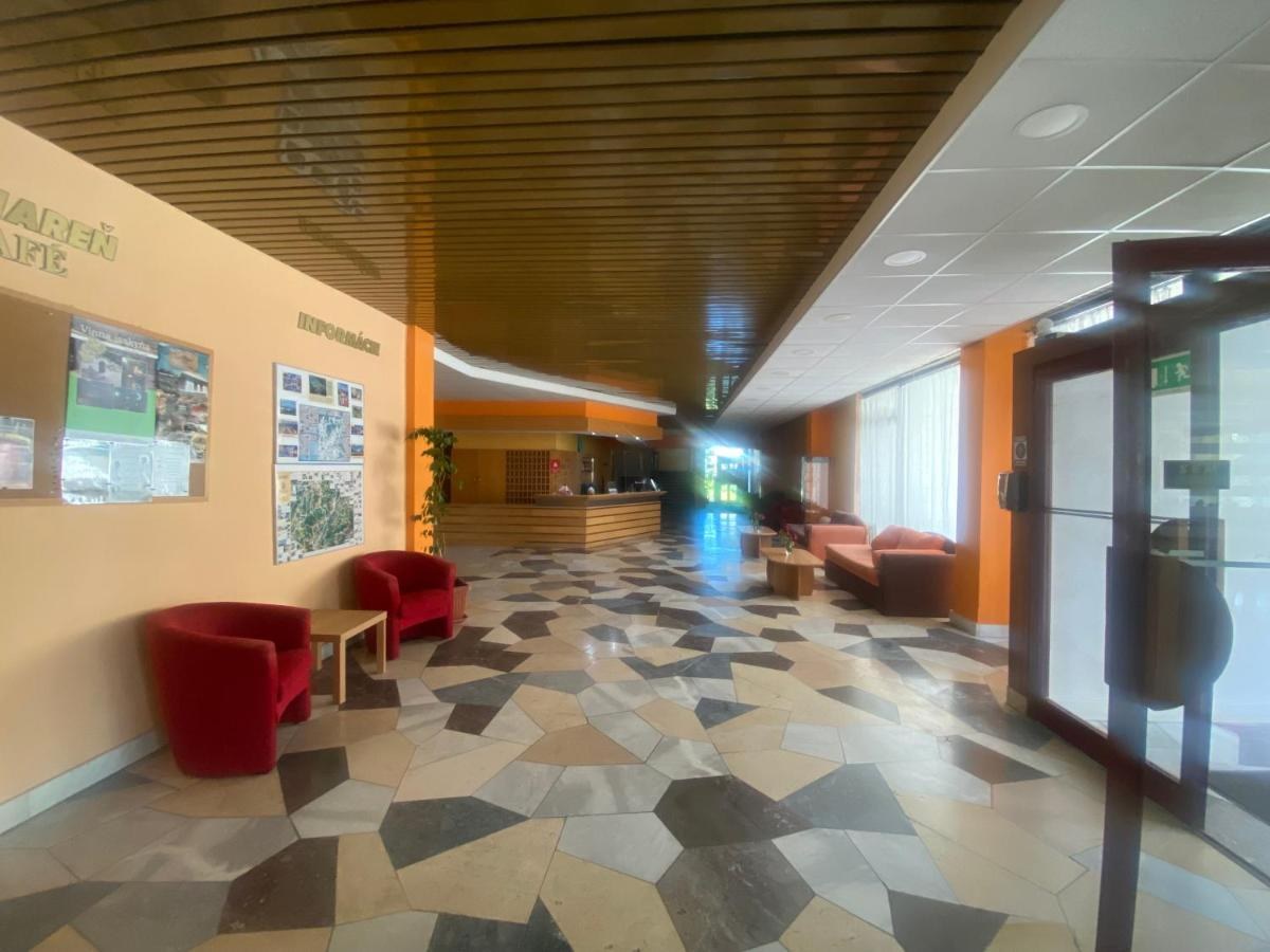 Vstupná hala s recepciou a kaviarňou