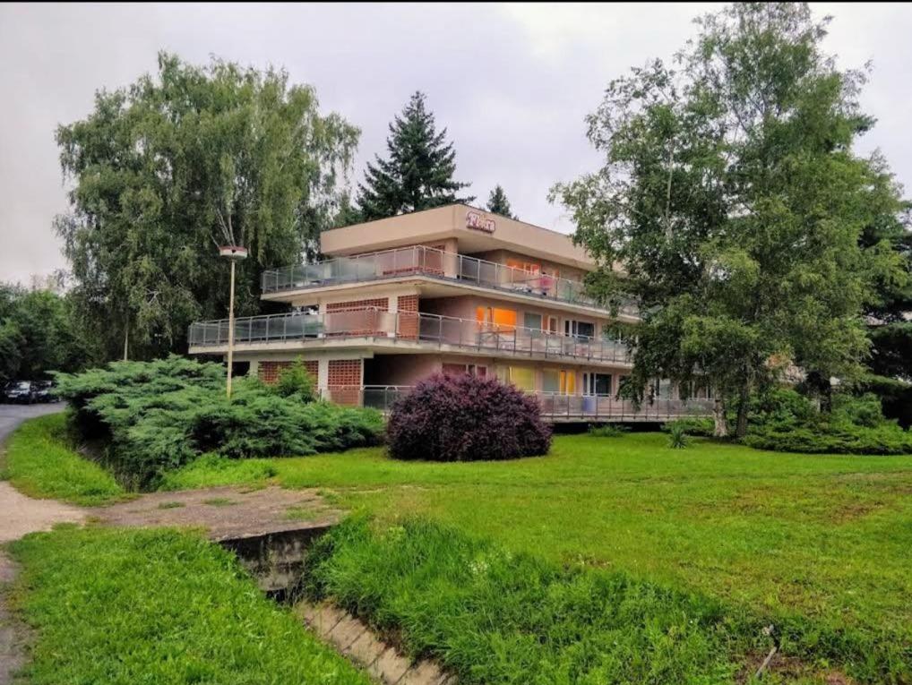 Hotel v zeleni na okraji mesta